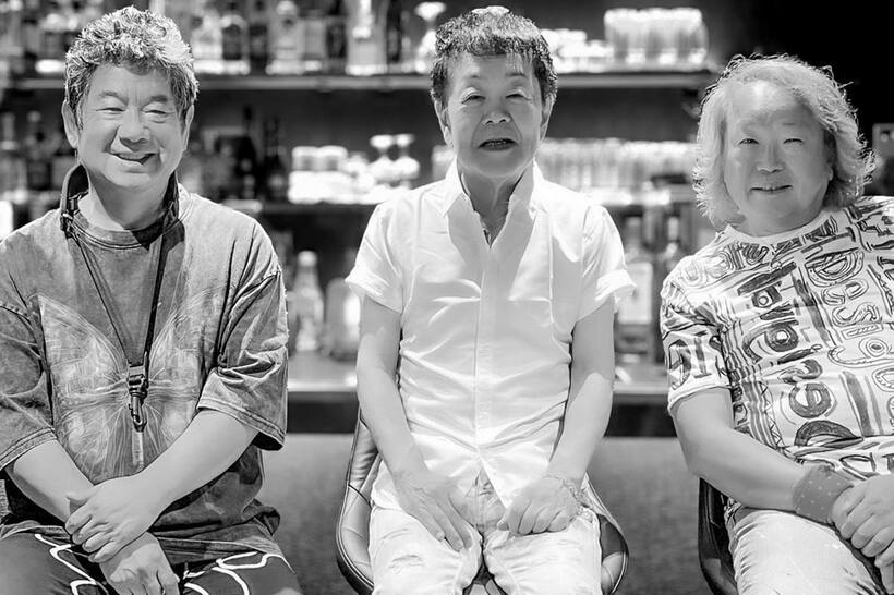 カンフリュウ罪の古村敏比古、劉哲志、町支寛二（左から）