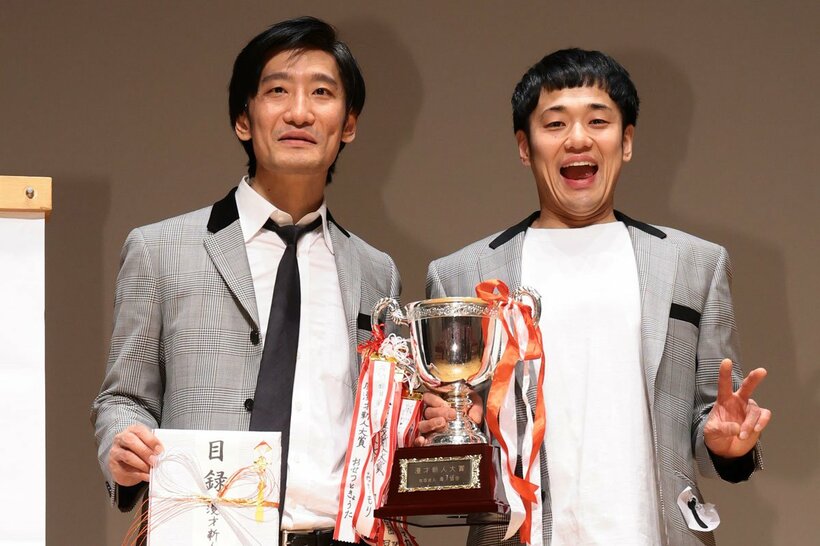 今年２月、漫才新人大賞で優勝したマッハスピード豪速球。さかまき（左）とガン太さん
