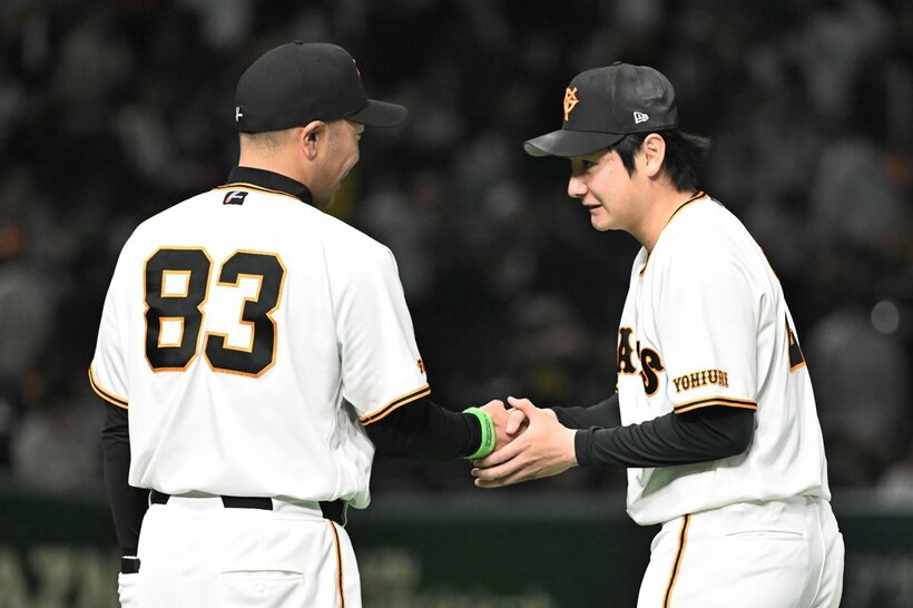 初勝利をあげた竹丸和幸（右）と握手する阿部監督