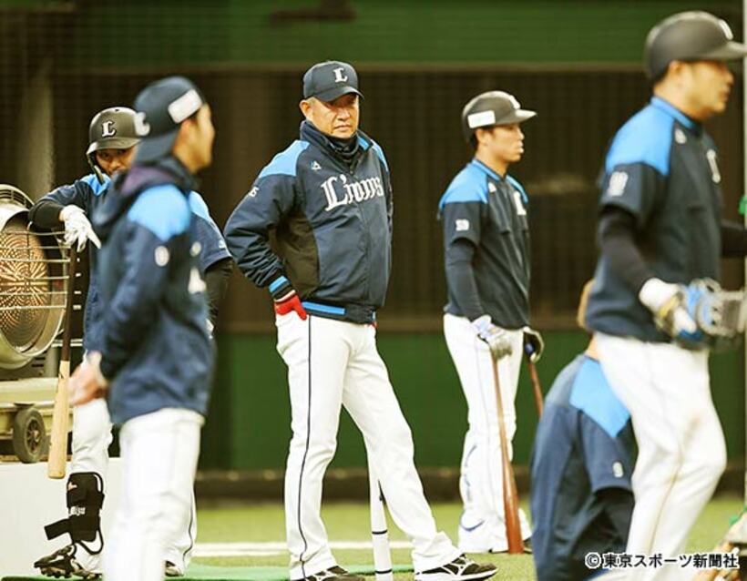  全体練習を見守る辻監督（中）