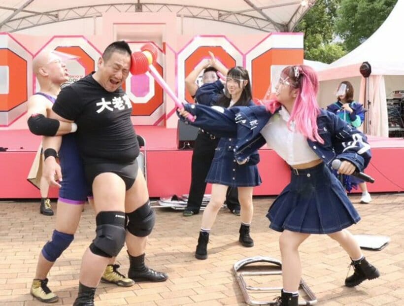  ラストアイドルの長月翠（右）にハンマーで攻撃される高木三四郎