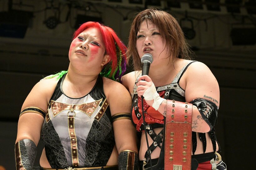 刀羅ナツコ(左)とのタッグで、スターライト・キッドとの最後の前哨戦に勝利した鈴季すず