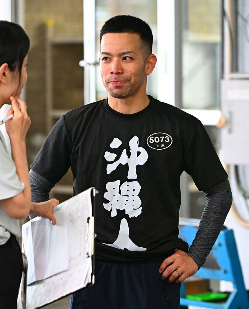 「沖縄人」Ｔシャツでアピールを忘れない上原健次郎