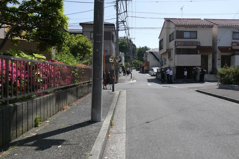 白い高級車が路駐されていたという容疑者宅付近の現場