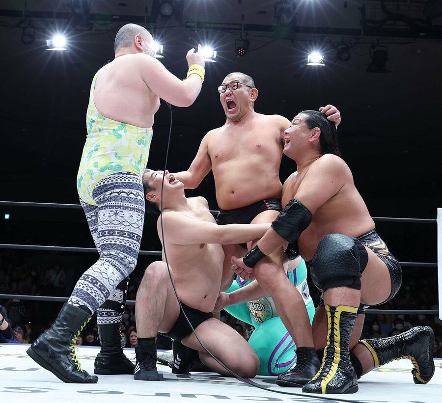 今林GMのメガネ強制着用で、窮地に追い込まれる鈴木みのる(中)