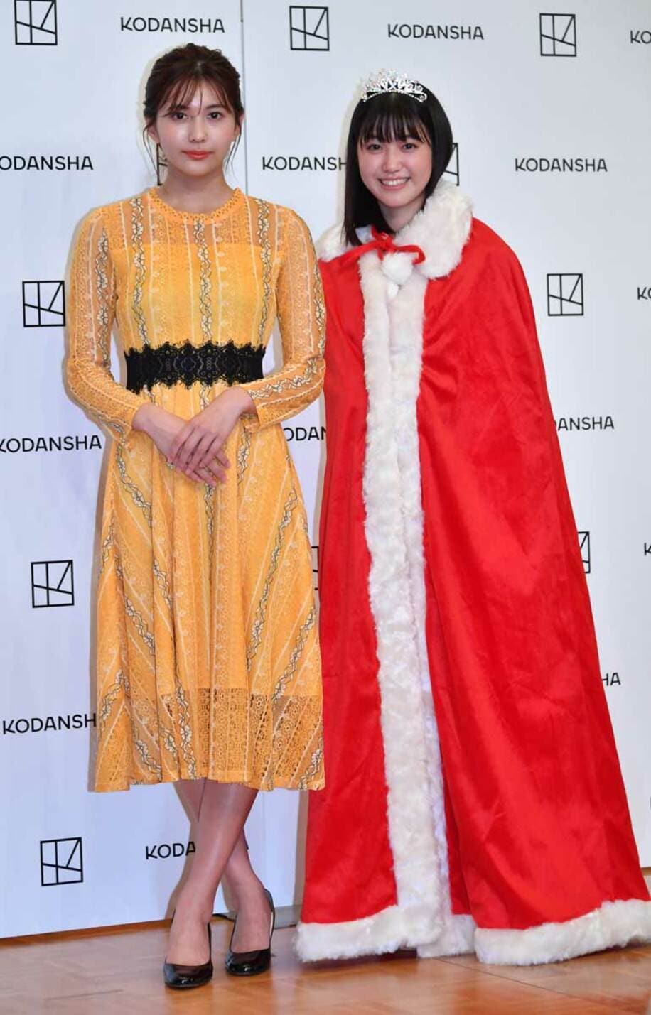  「ミスマガジン２０２１」グランプリに輝いた和泉芳怜。左は前年度のグランプリ・新井遥
