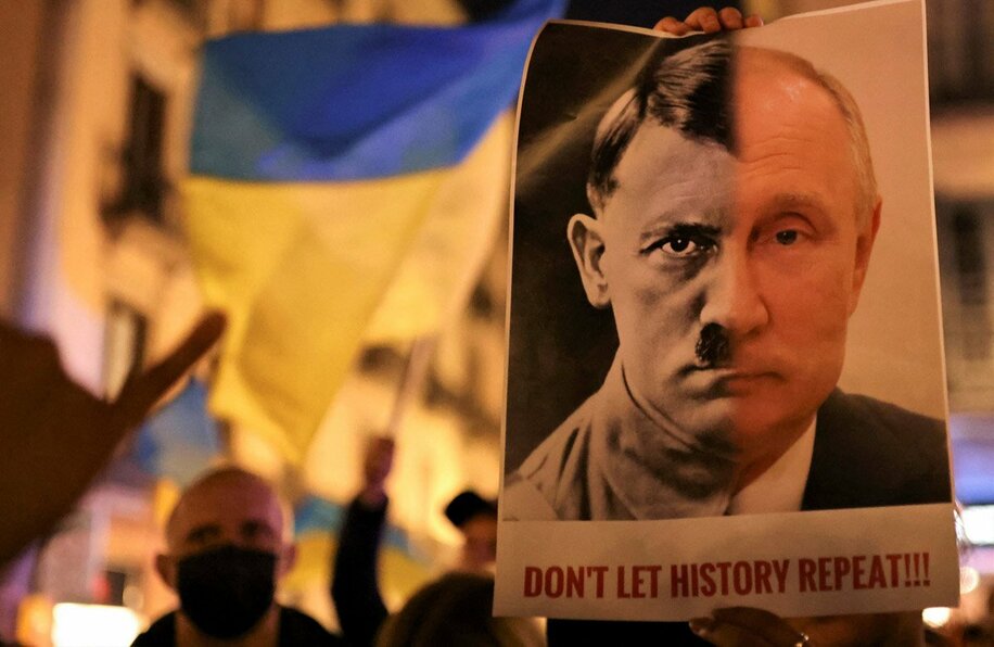  戦争への抗議活動で、ヒトラーとプーチン氏の合成顔写真も掲げられた（ロイター）