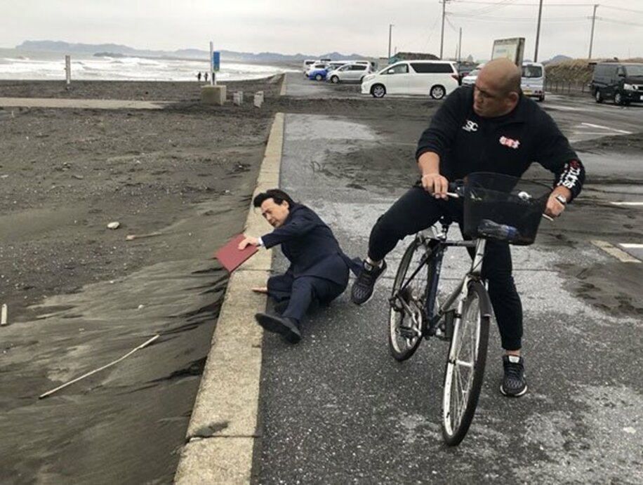  自転車で現れた藤田は平井代表と〝接触〟