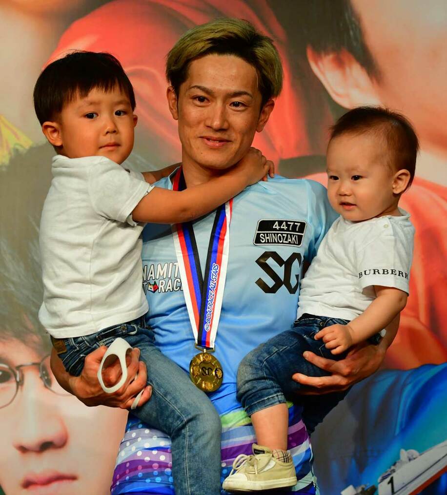  昨年のＳＧオールスター表彰式で子供を抱く篠崎仁志（２０２０年５月２９日）