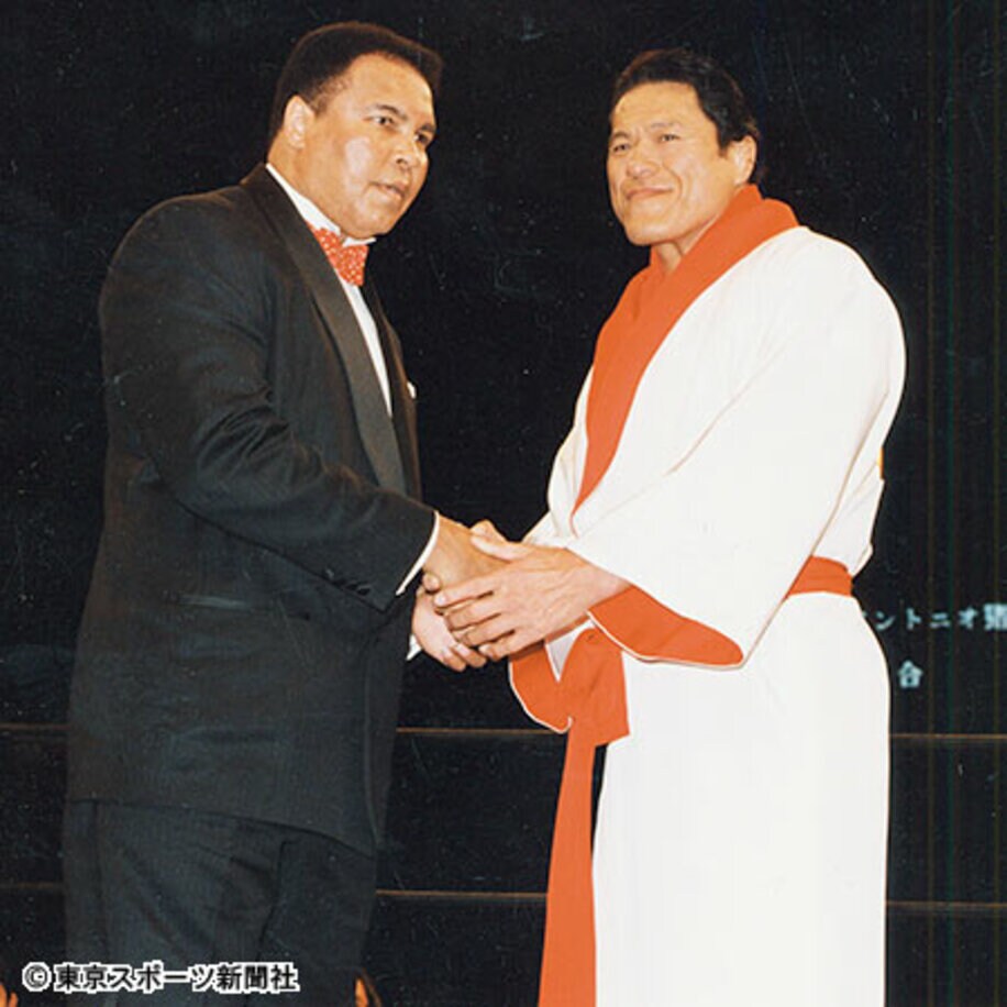 １９９８年４月、アリ氏（左）は病を抱えながら猪木氏の引退試合に駆けつけた