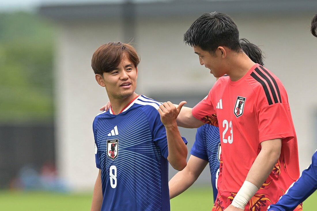 GK早川友基(右)と談笑するMF久保建英