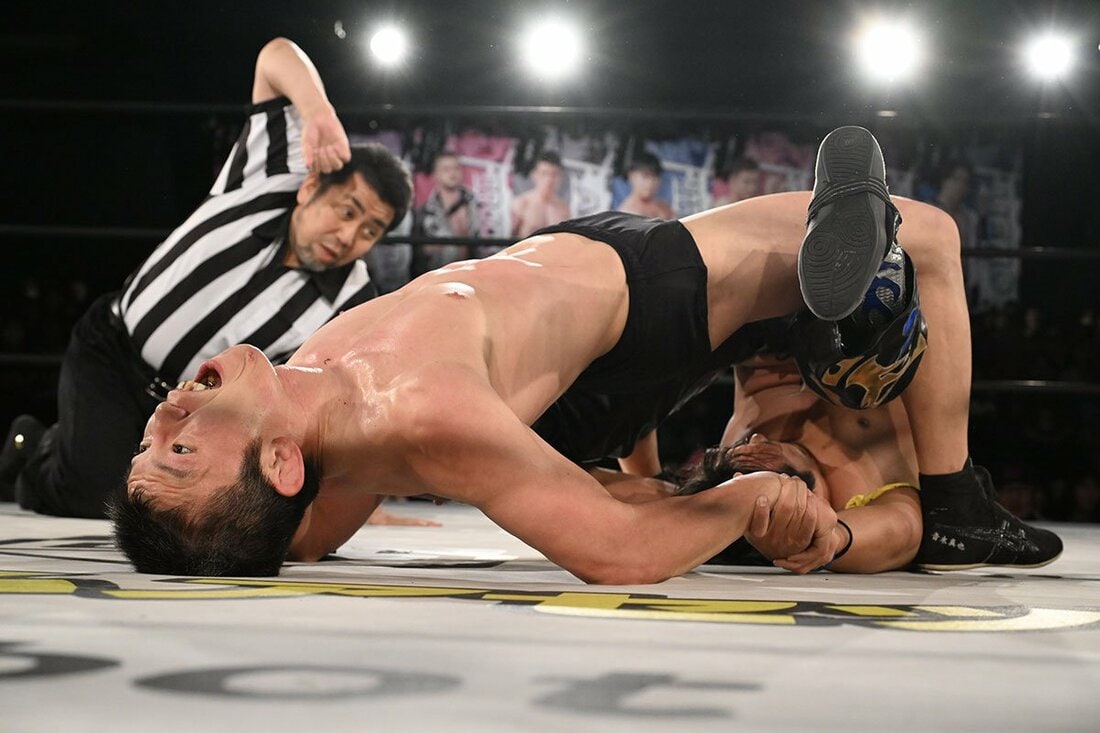 熟練のHARASHIMA(右)をヨーロピアンクラッチで仕留めた青木真也