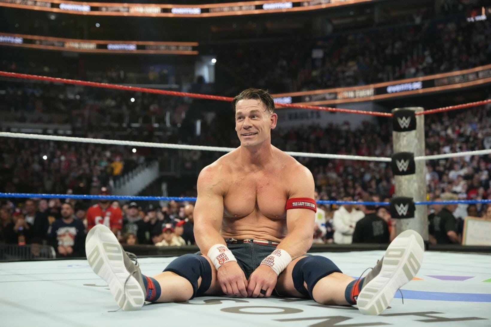 引退試合で敗れたジョン・シナはすがすがしい表情でリングに座り込んだ©WWE