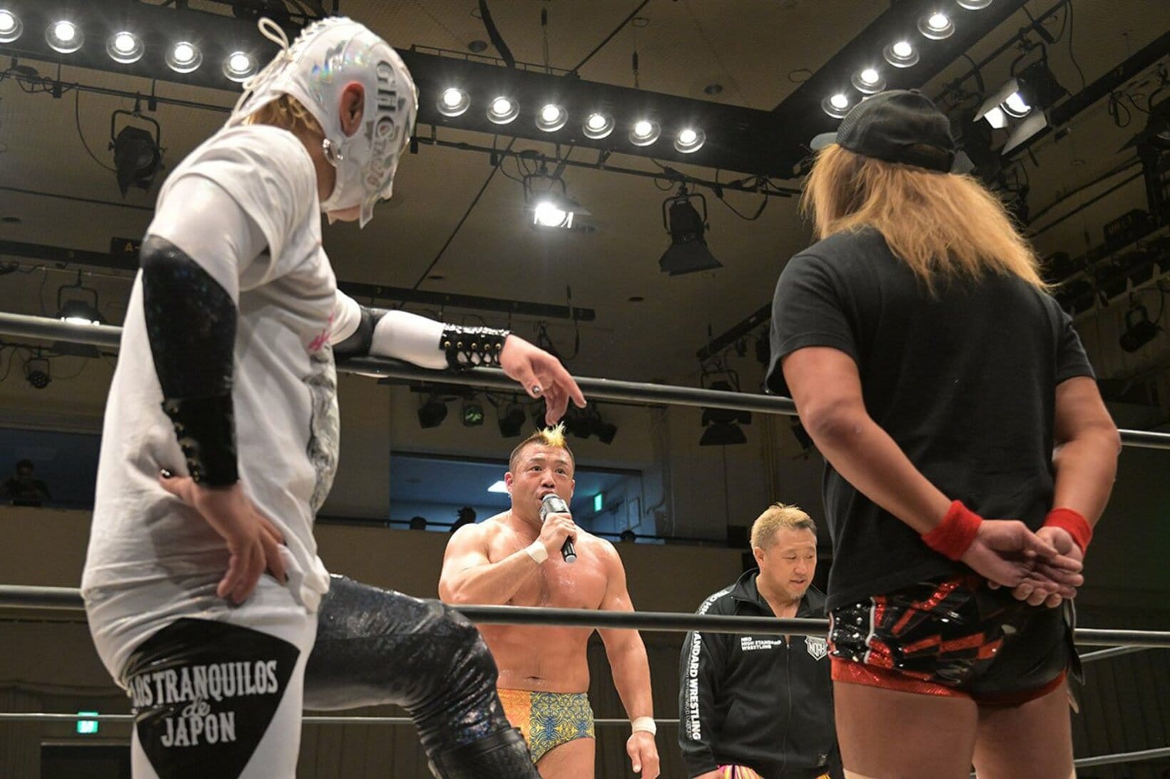 GHCタッグ挑戦者の征矢学(奥左)から、挑発された内藤哲也(右)とBUSHI