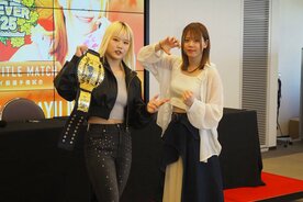 ビクトリア弓月（左）に挑戦する岩谷麻優