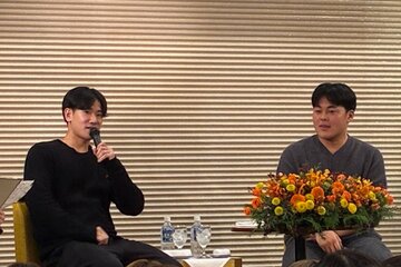 トークショーに登壇した井上温大（左）と山瀬慎之助