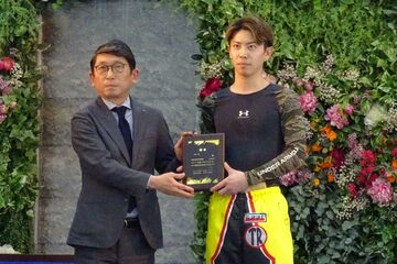 ２回目の優勝を決めた竹間隆晟（右）は地元周年の活躍を期す