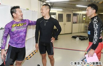  佐藤慎太郎（左）と優勝した新田祐大（右）に労われる菅田壱道