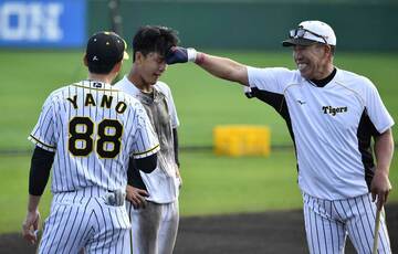  疲労困憊の阪神・小幡(中)をねぎらう矢野監督(左)と井上ヘッド
