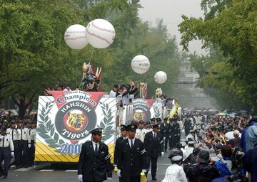 １８年ぶりの優勝を果たし、雨の中で行われた御堂筋パレード