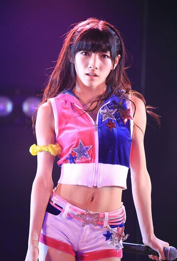 ＡＫＢデビュー当時の岡田奈々（２０１３年）