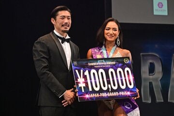 金子賢(左)から賞金ボードを受け取った射手矢味香