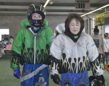  左から８Ｒ２着の平高奈菜と１着の新田芳美