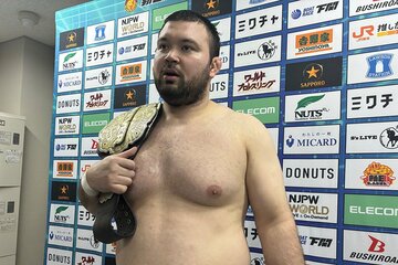 胸毛も復活気配のウルフアロン