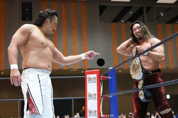 後藤洋央紀(左)の挑発を余裕の笑みで返したIWGP王者・辻陽太