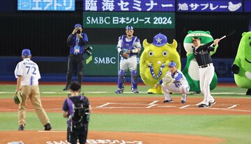 始球式でノーバウンド投球を見せた権藤博氏