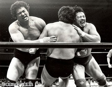 原さん（右）が盟友・天龍（左）と組んだ「龍原砲」は多くのファンに支持された