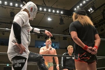 GHCタッグ挑戦者の征矢学(奥左)から、挑発された内藤哲也(右)とBUSHI