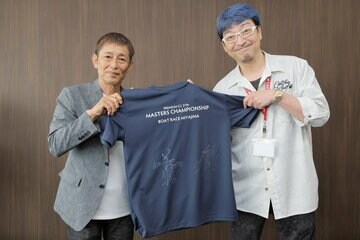 今村豊さん（左）と宮崎経督記者