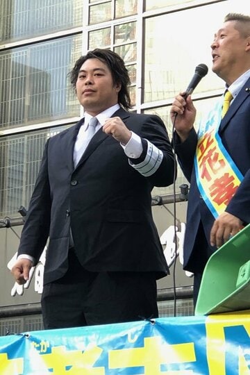  先の都知事選でホリエモン新党から立候補した立花孝志氏（右）の応援演説をした迷惑系ユーチューバーの「へずまりゅう」