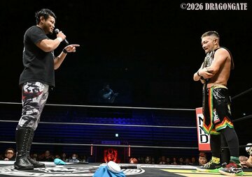 試合後のKzy(右)を挑発する次期挑戦者の加藤良輝