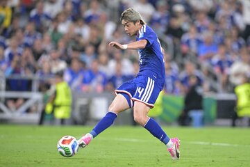 ゴールを決める伊東純也