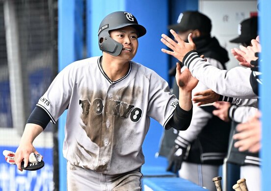 門脇誠の適時打で生還しナインとタッチする巨人・中山礼都