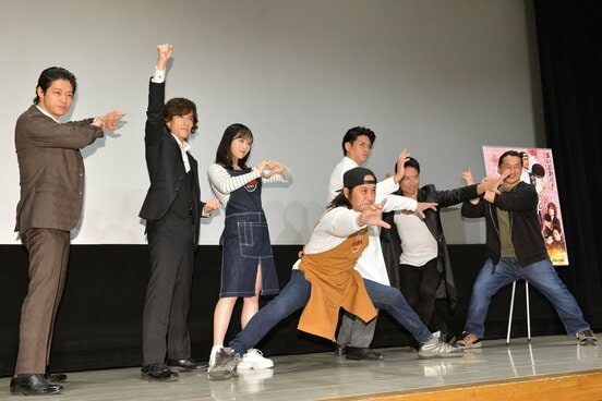 変身ポーズをキメる左から出合正幸、半田健人、小栗有以、高岩成二、賀集利樹、ケイン・コスギ、坂本浩一監督