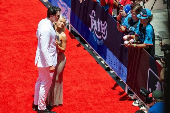 ポール・スキーンズとオリビア・ダンさん(右・ロイター)