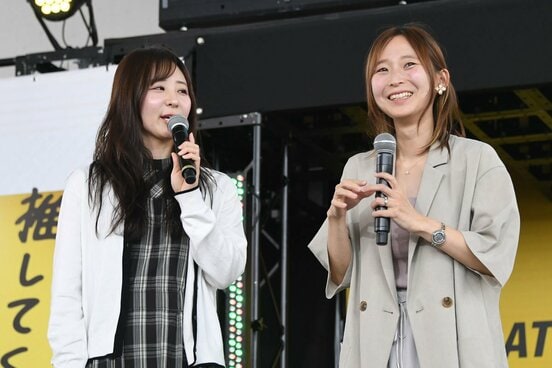 姉の西岡育未(左)と妹の成美