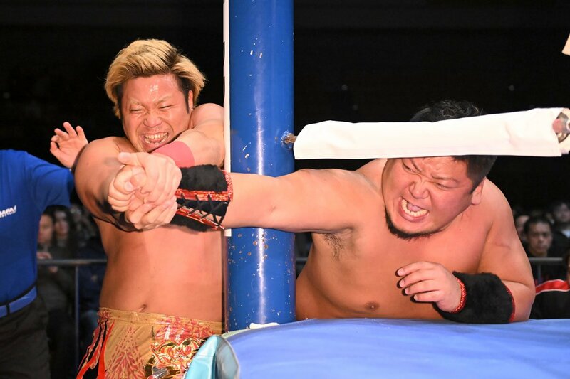 序盤はラフ殺法全開だった3冠王者・宮原健斗(左)