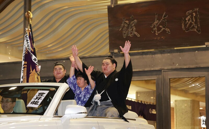 国技館からパレードに出発する豊昇龍(右)