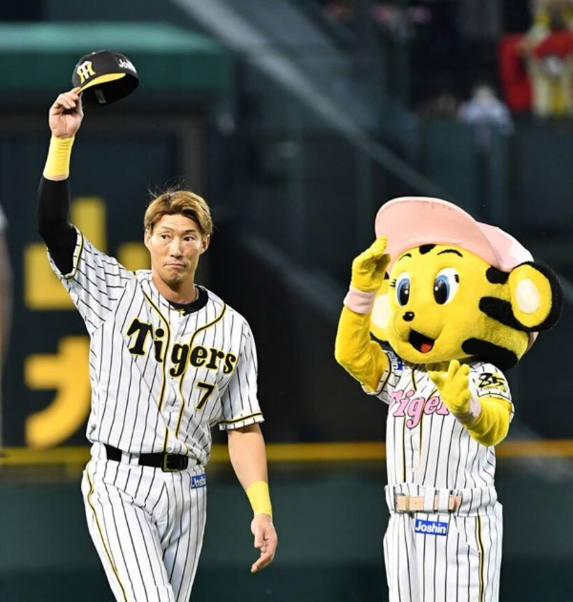  試合後、ファンに感謝する阪神・糸井（左）