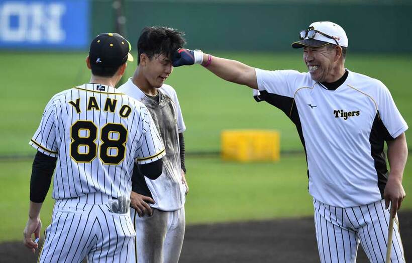  疲労困憊の阪神・小幡(中)をねぎらう矢野監督(左)と井上ヘッド