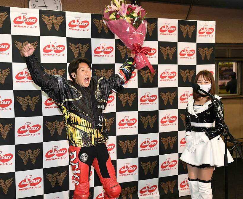  表彰式で喜びを爆発させた篠原睦