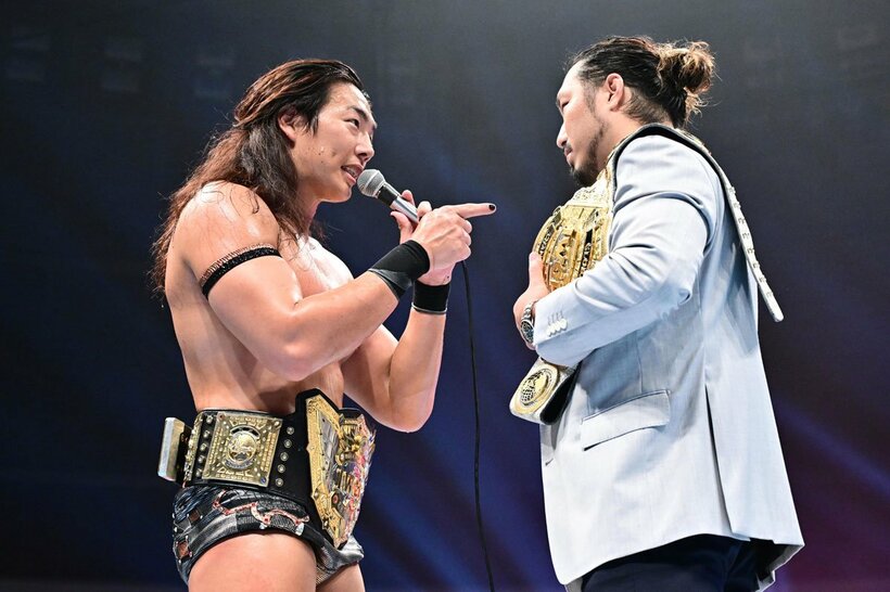 セミで激突するIWGP世界ヘビー級王者・竹下幸之介(左)と、GLOBAL王者・辻陽太