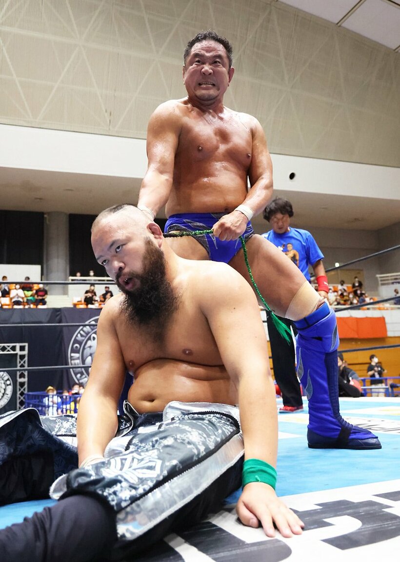  鬼の形相でオーカーン(下)を攻めた永田だったが…（東スポWeb）