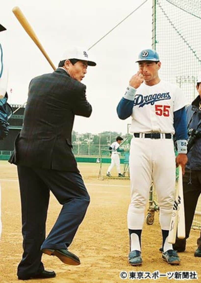 １９９４年のキャンプで王氏（左）から打撃指導を受ける大豊さん
