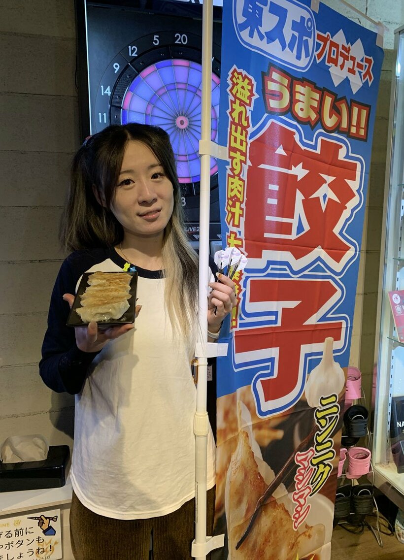  東スポ餃子を手に持つキム・ヒョジン（東スポWeb）