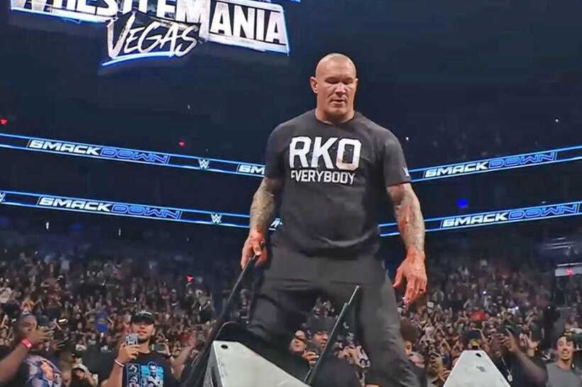 コーディをイスと鉄階段で血だるまにし、ヒールターンしたランディ・オートン（©AbemaTV, Inc.）